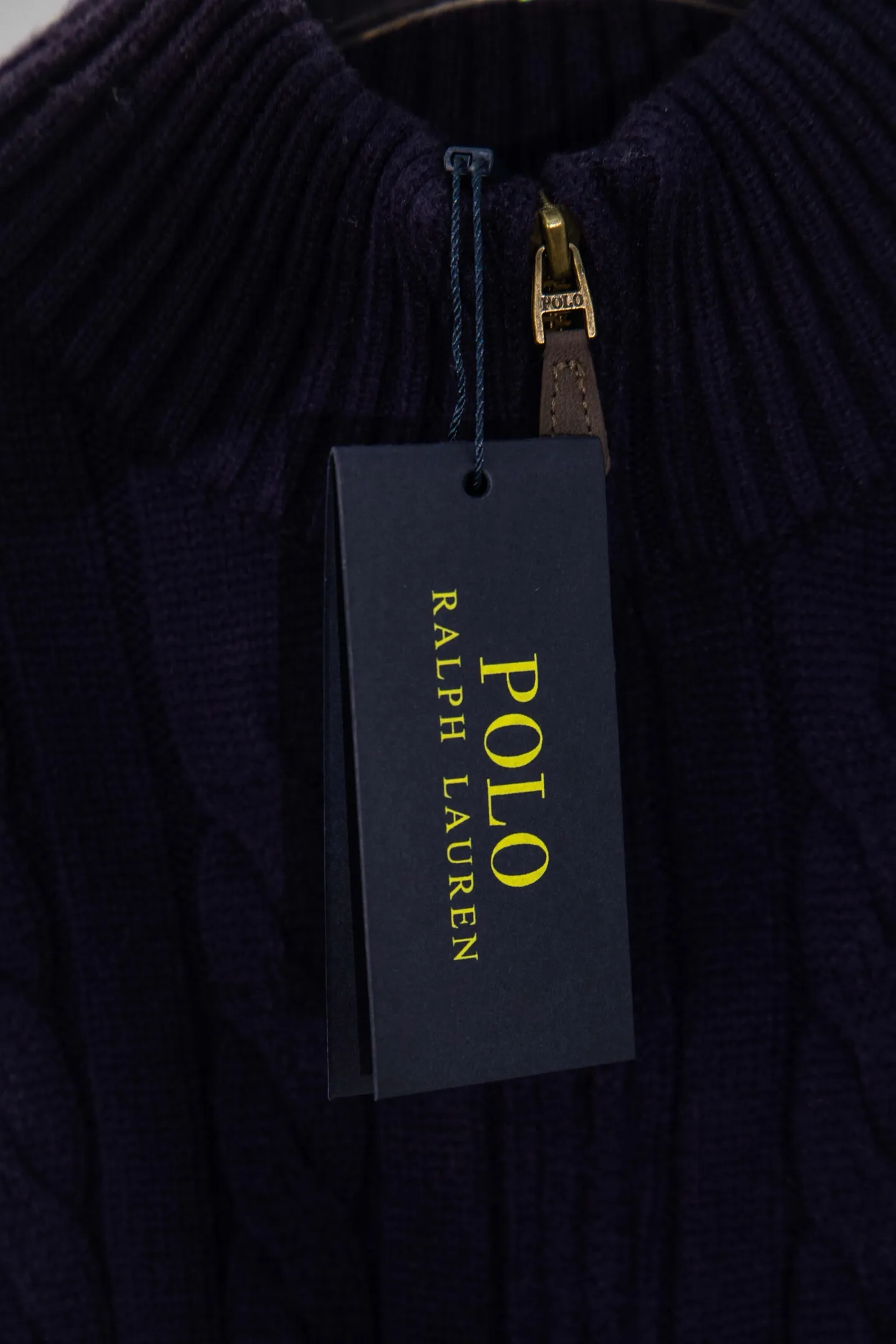 P250 model number: Y196 Ralph Lauren Men's half-zip twist sweater has a really nice style. It can be worn alone or as a jacket to be worn inside or outside. The upper body shows personal fashion charm. Four colors are available. Same style for men and women. A must-have item for new summer products. Hang tag. Hanging beads. Washable packaging bag. Full set of accessories. Very good appearance. Super exquisite workmanship. Size: S-XL